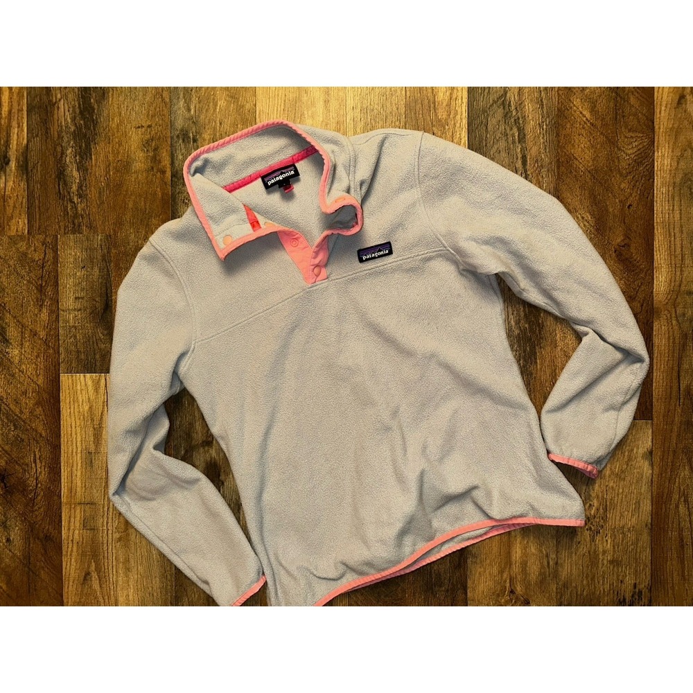 Patagonia Women's Micro D Snap-T Pullover in a light gray Small